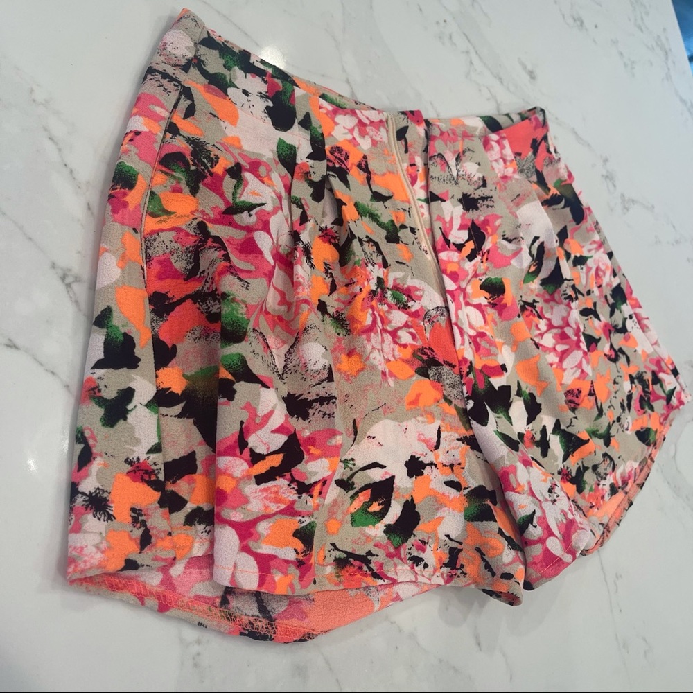 NWOT LF Mika & Gala neon floral patterned shorts - Picture 8 of 14
